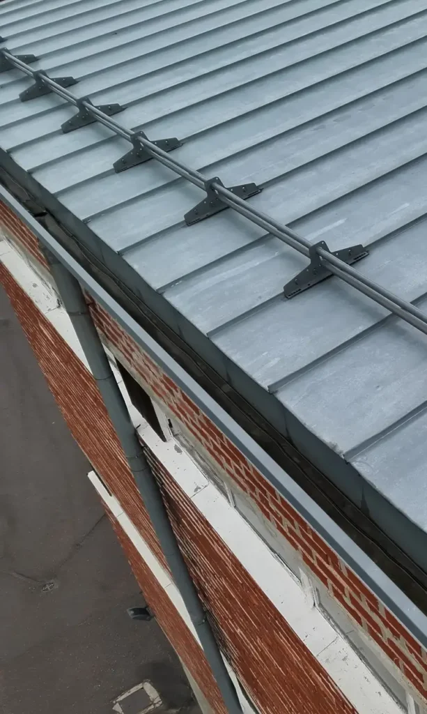 Tukkeutuneen syöksytorven avaus