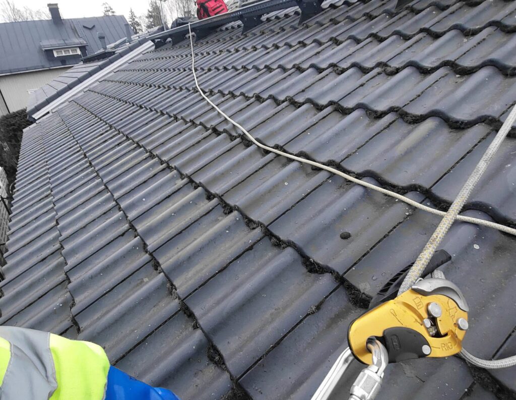 Rännien puhdistusta köysityöskentelynä Vantaalla