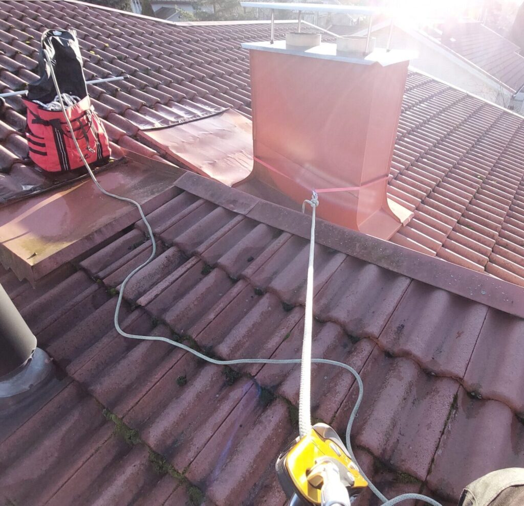 Rännien puhdistus kattotyöskentelynä köysien avulla Keravalla