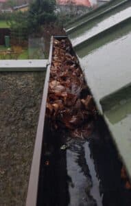 lehtiä kertynyt ränneihin